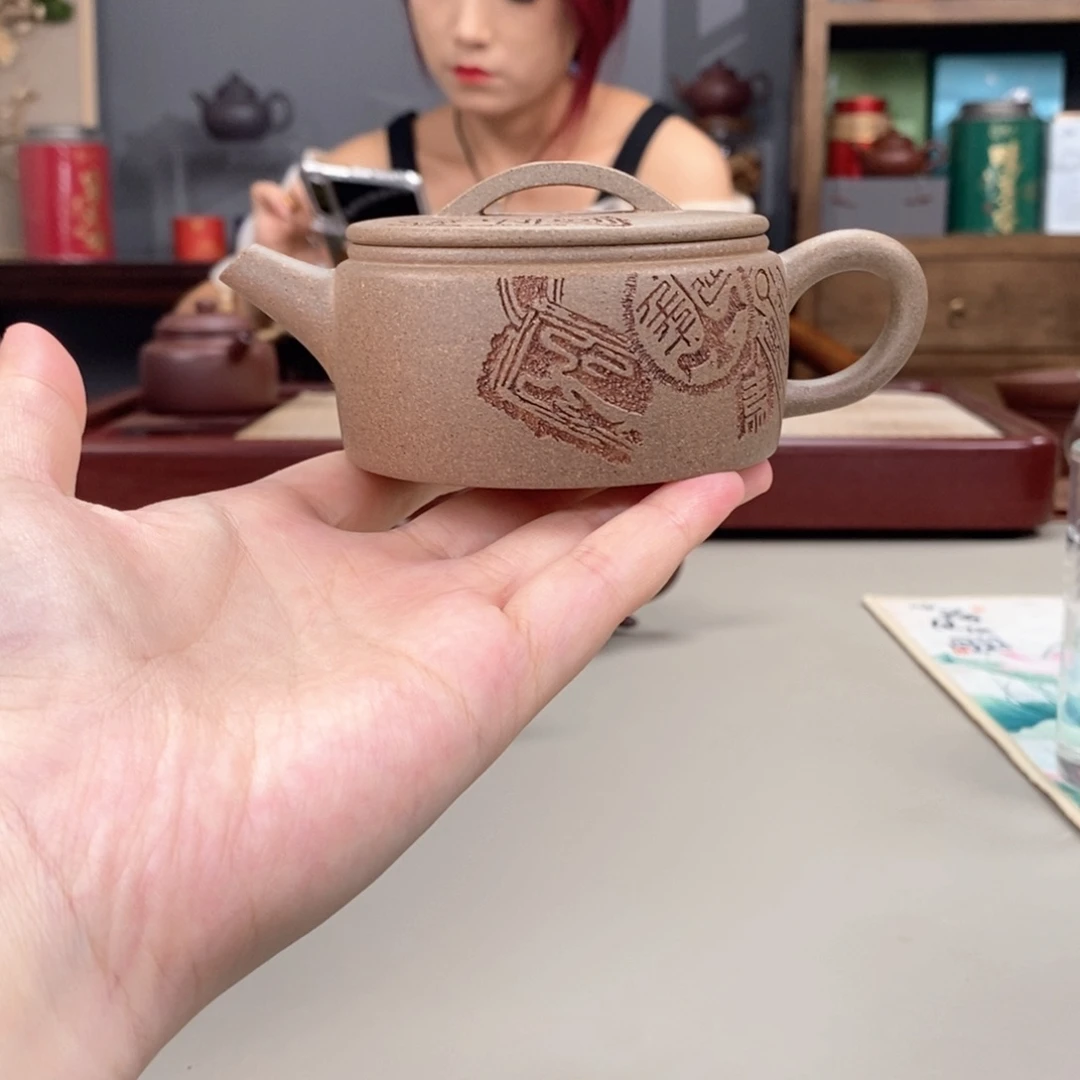 茶壶紫砂黄降坡汉瓦半手刻绘图腾170cc