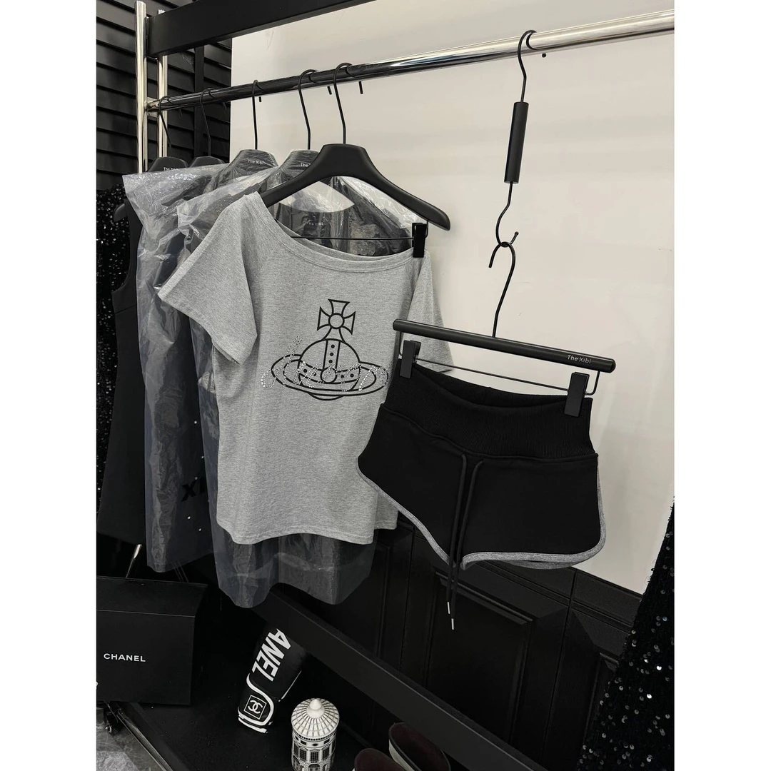 现现【美式复古重工烫钻字母露肩T恤】设计感斜肩宽松显瘦短袖上衣