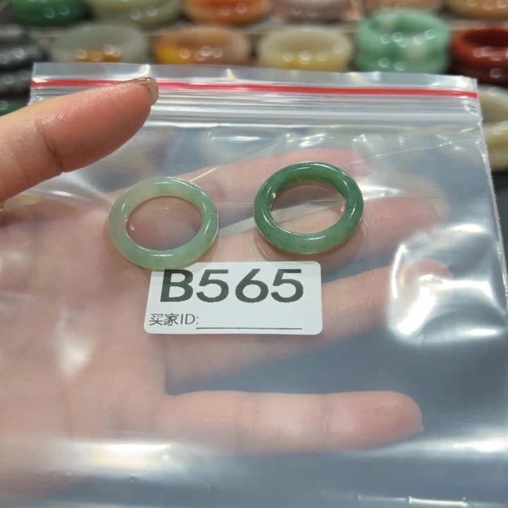 八***°石英质玉（佘太翠）未镶嵌手镯