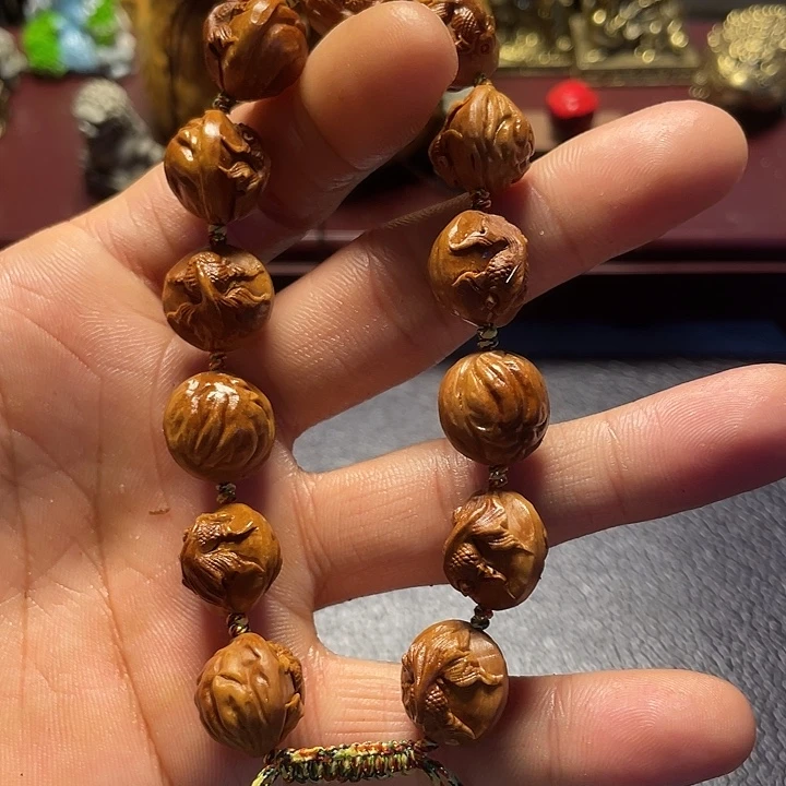 龙纹桃核雕刻金鱼