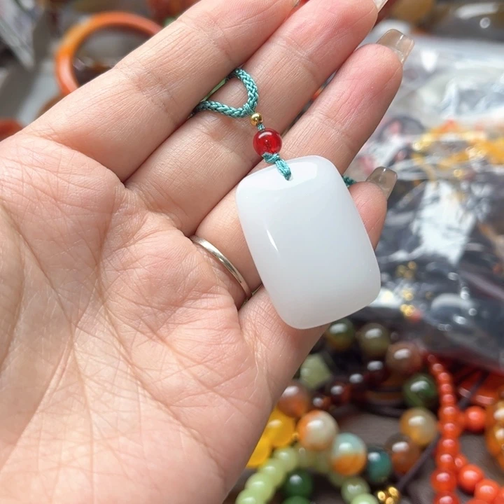 石英质玉未镶嵌颈饰