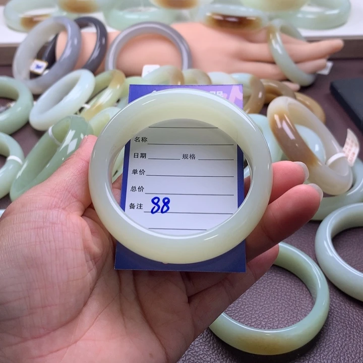 和田玉未镶嵌手镯