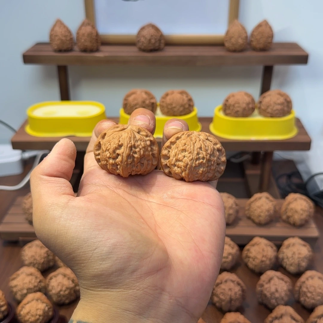 文玩核桃吊坠45大尺全品闷白卡姿兰大眼