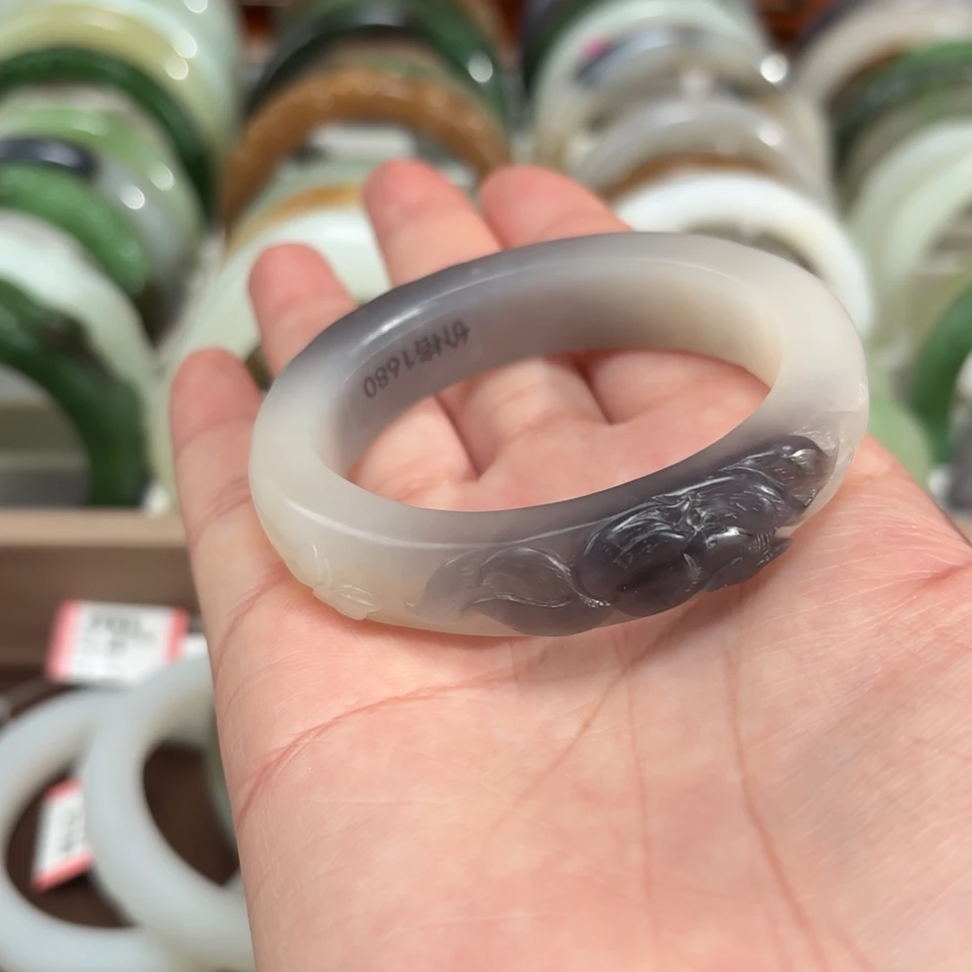 和田玉手镯未镶嵌四****?