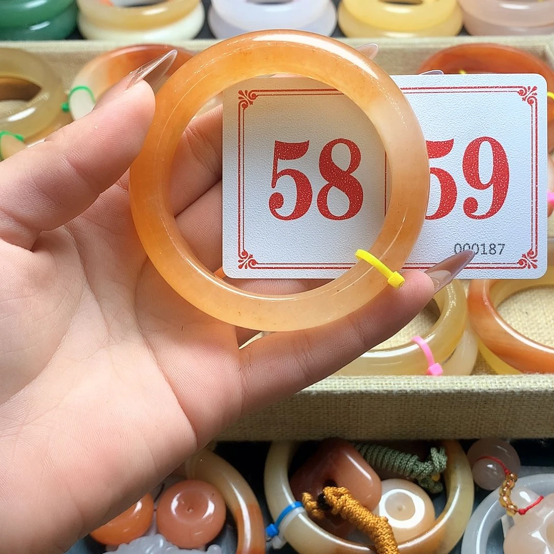 未镶嵌石英质玉（黄龙玉）手镯