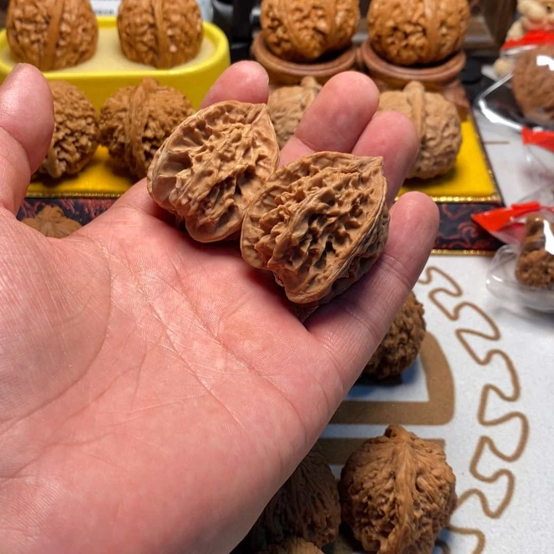 明***河文玩核桃把件盘山三棱