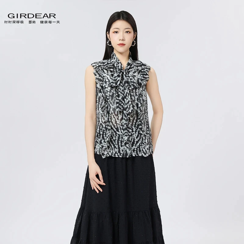 GIRDEAR/哥弟夏季新款无袖百搭舒适洋气黑白印花飘带领衬衫130022