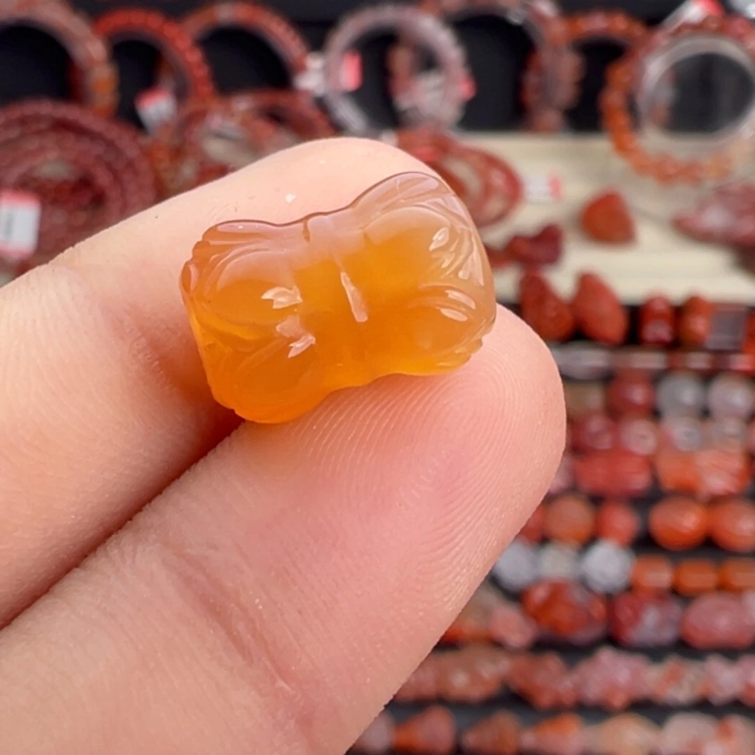 南红玛瑙未镶嵌颈饰并蒂莲