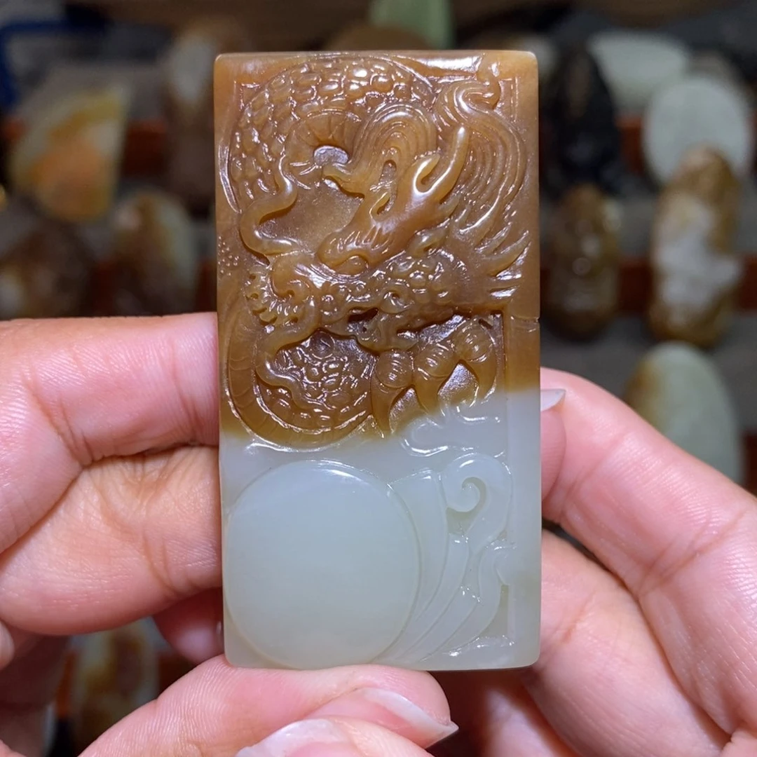 颈饰未镶嵌和田玉（糖玉）龙牌