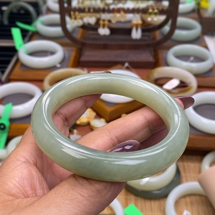 未镶嵌手镯和田玉有瑕