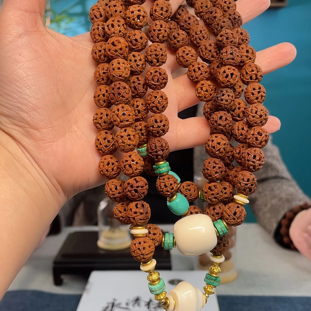 山桃核镂空风景人物108核雕作品