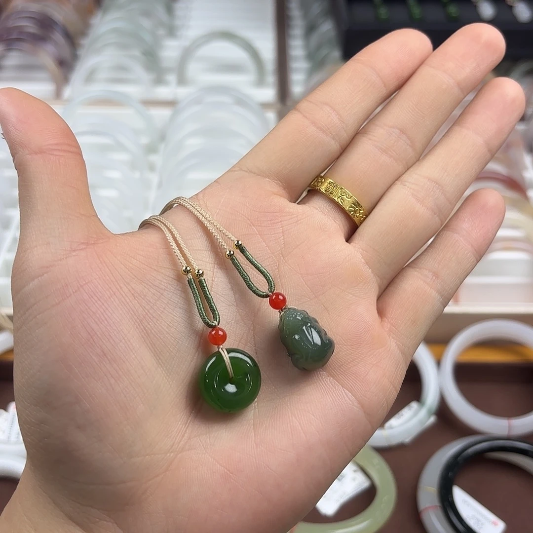 和田玉未镶嵌吊坠(赠链)