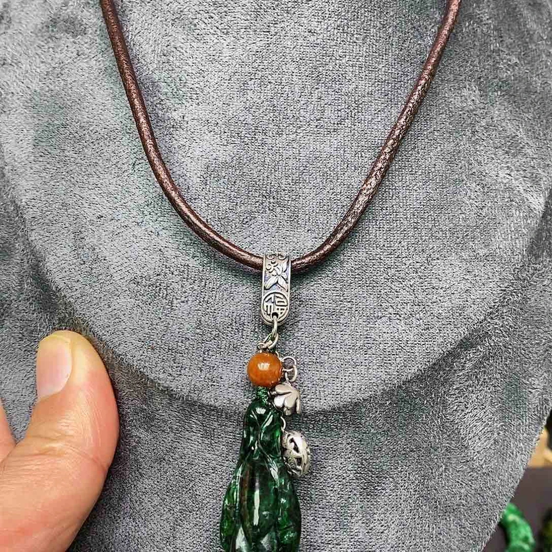 翡翠颈饰未镶嵌漂亮美眉