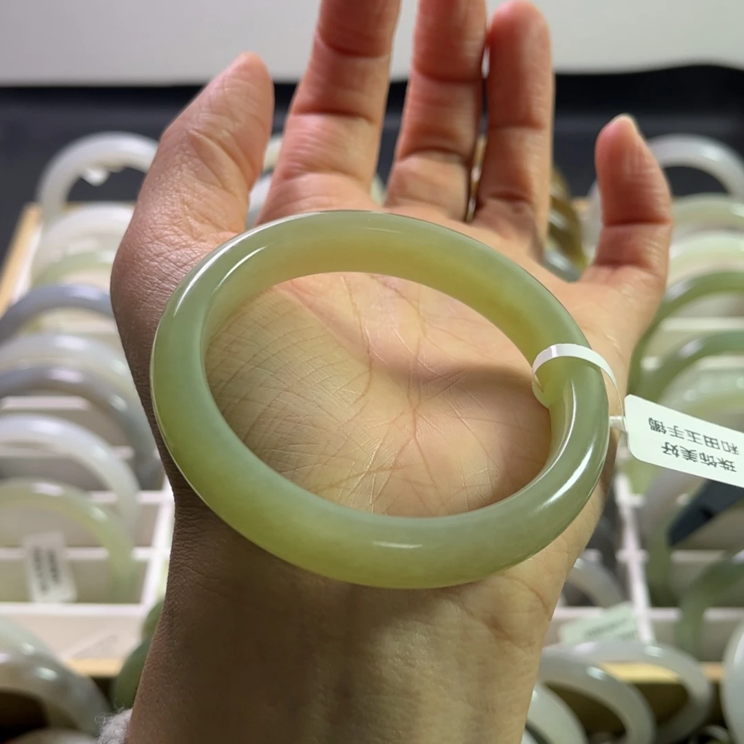 和田玉手镯55.8圈未镶嵌