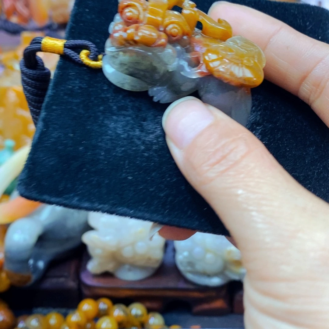 未镶嵌石英质玉（黄龙玉）颈饰