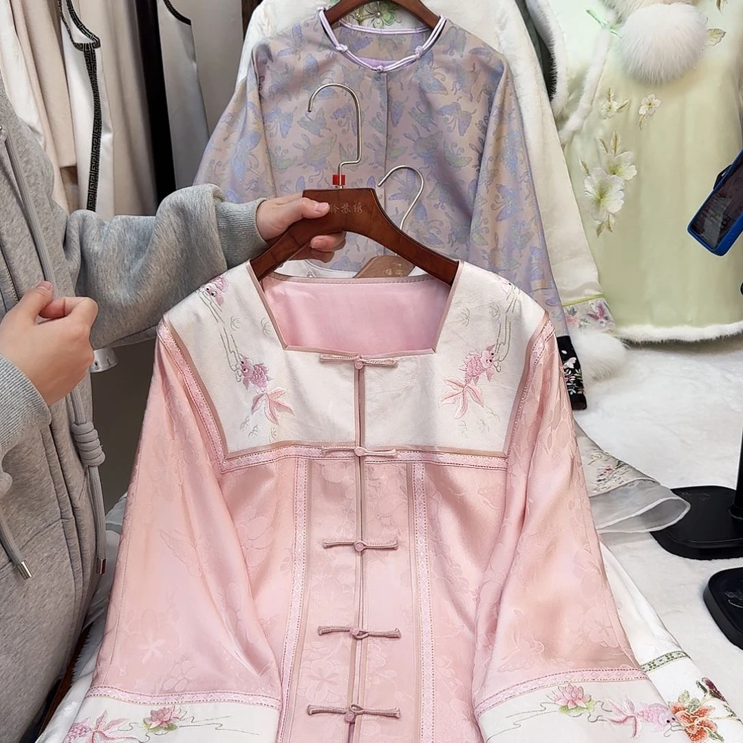 刺绣真丝粉色方领