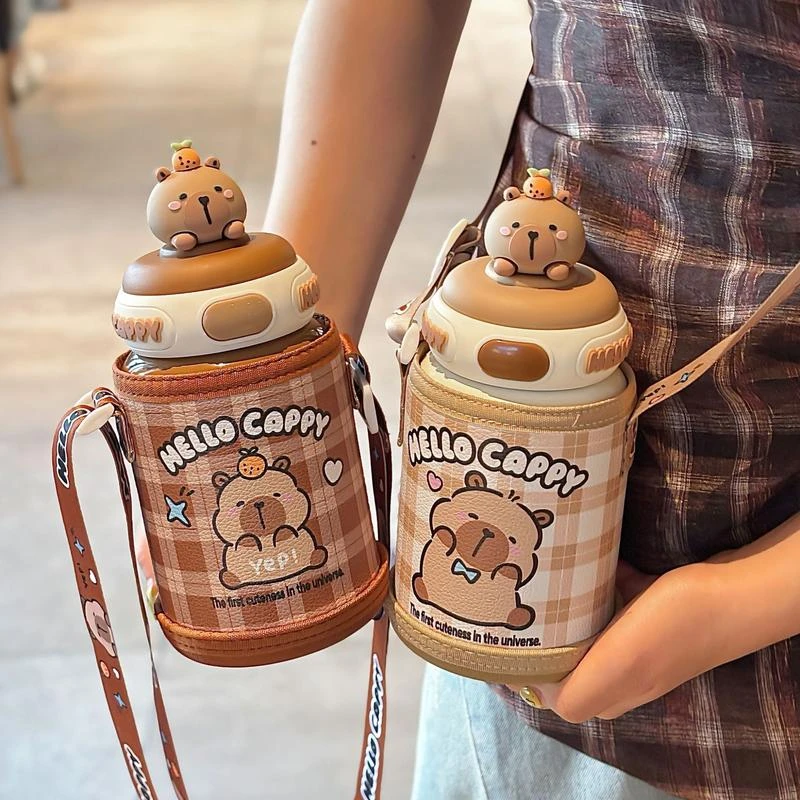 可爱卡皮巴拉儿童壶杯套学生保温杯可调节杯绳便携硅胶吸嘴饮水杯
