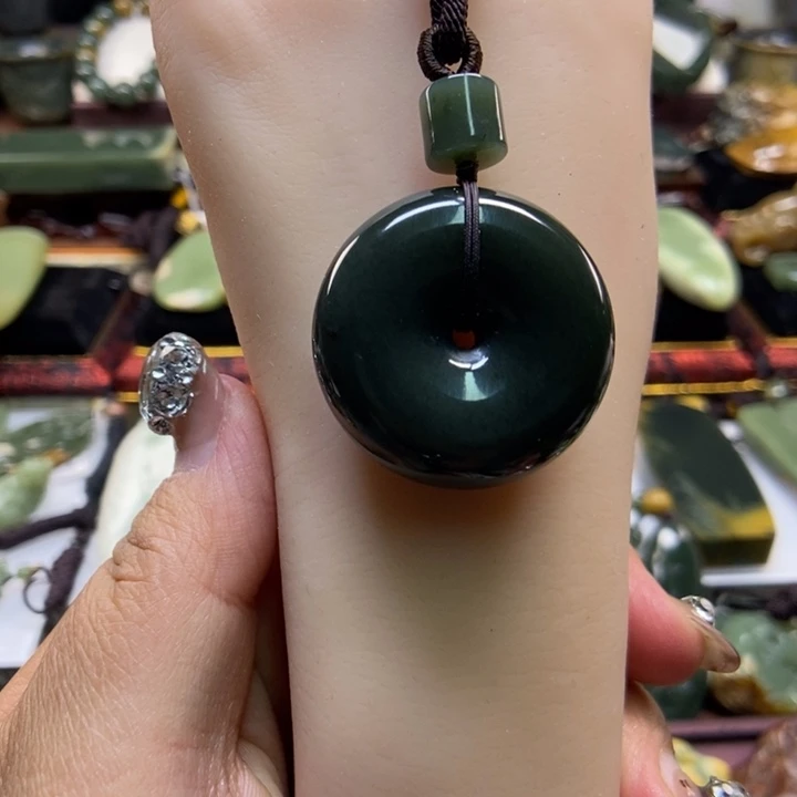 吊坠(赠链)未镶嵌岫岩老玉（透闪石质玉）