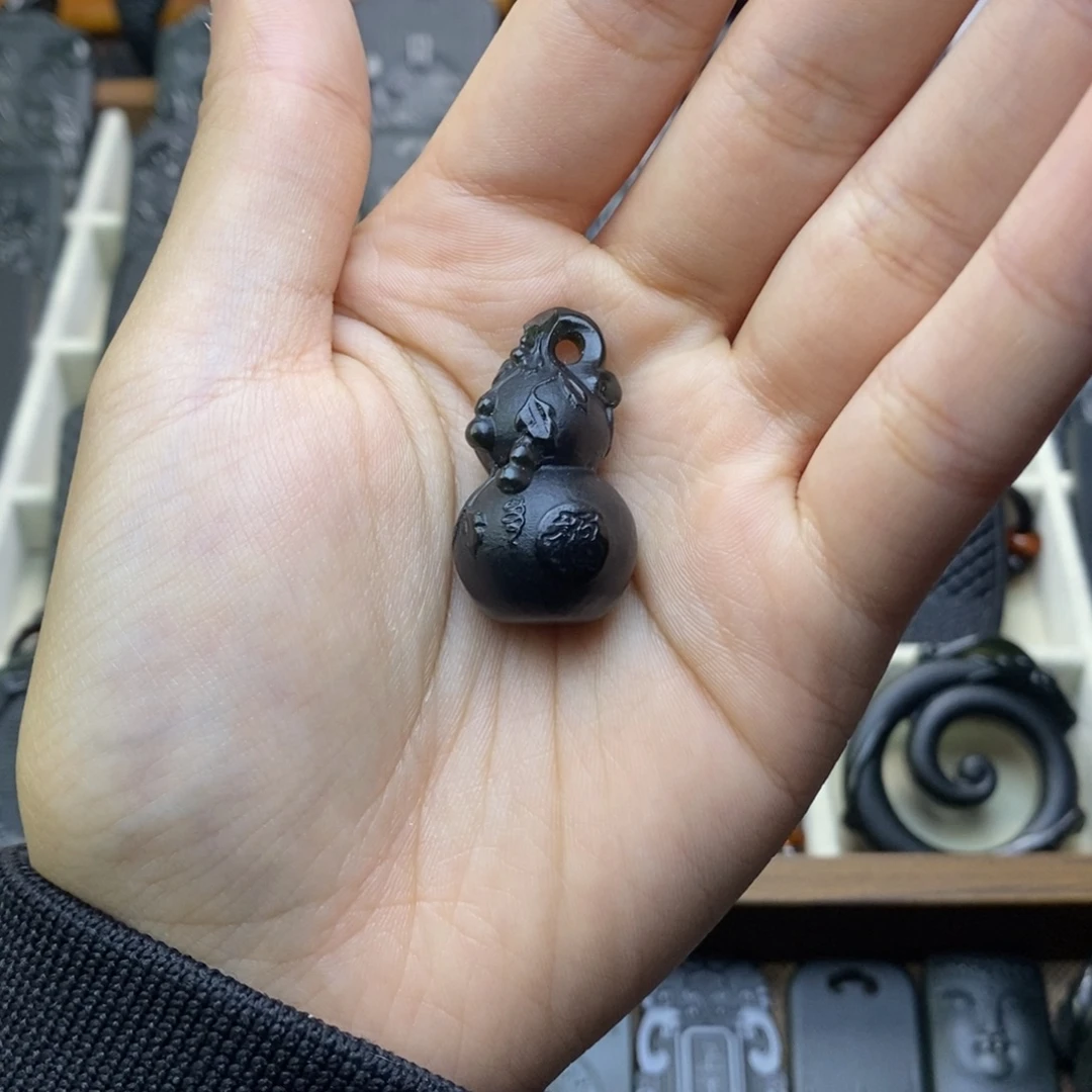 大***黄和田玉未镶嵌颈饰