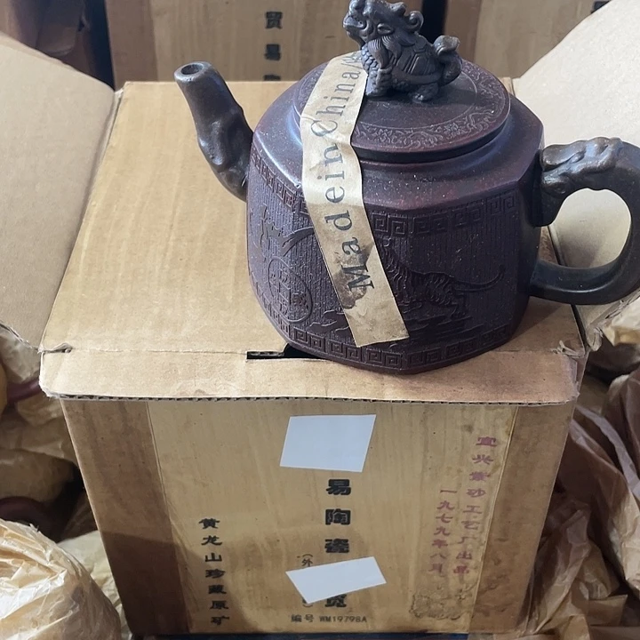 悟***静紫砂茶壶原矿泥料手工制作的一把紫砂壶。