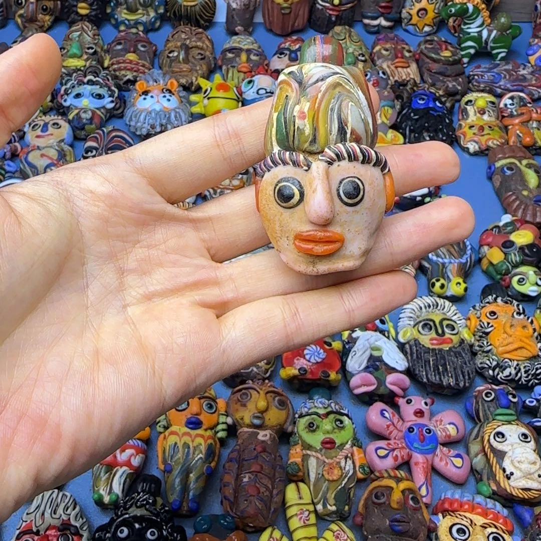 琉璃非金属玻璃颈饰粉脸娃一个