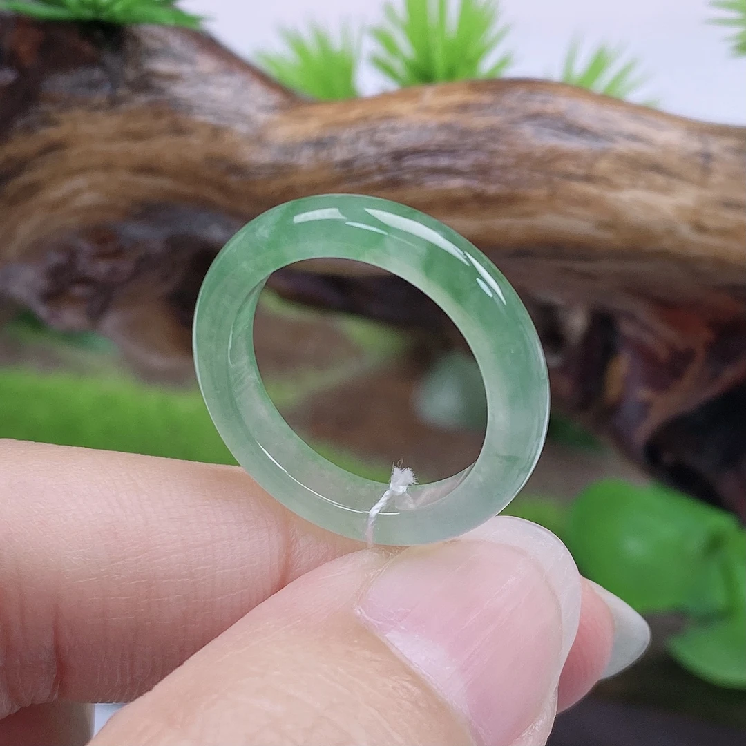 a724天然翡翠A货冰晴飘绿戒指14号圈口内直径16.9宽3.9厚3.2mm