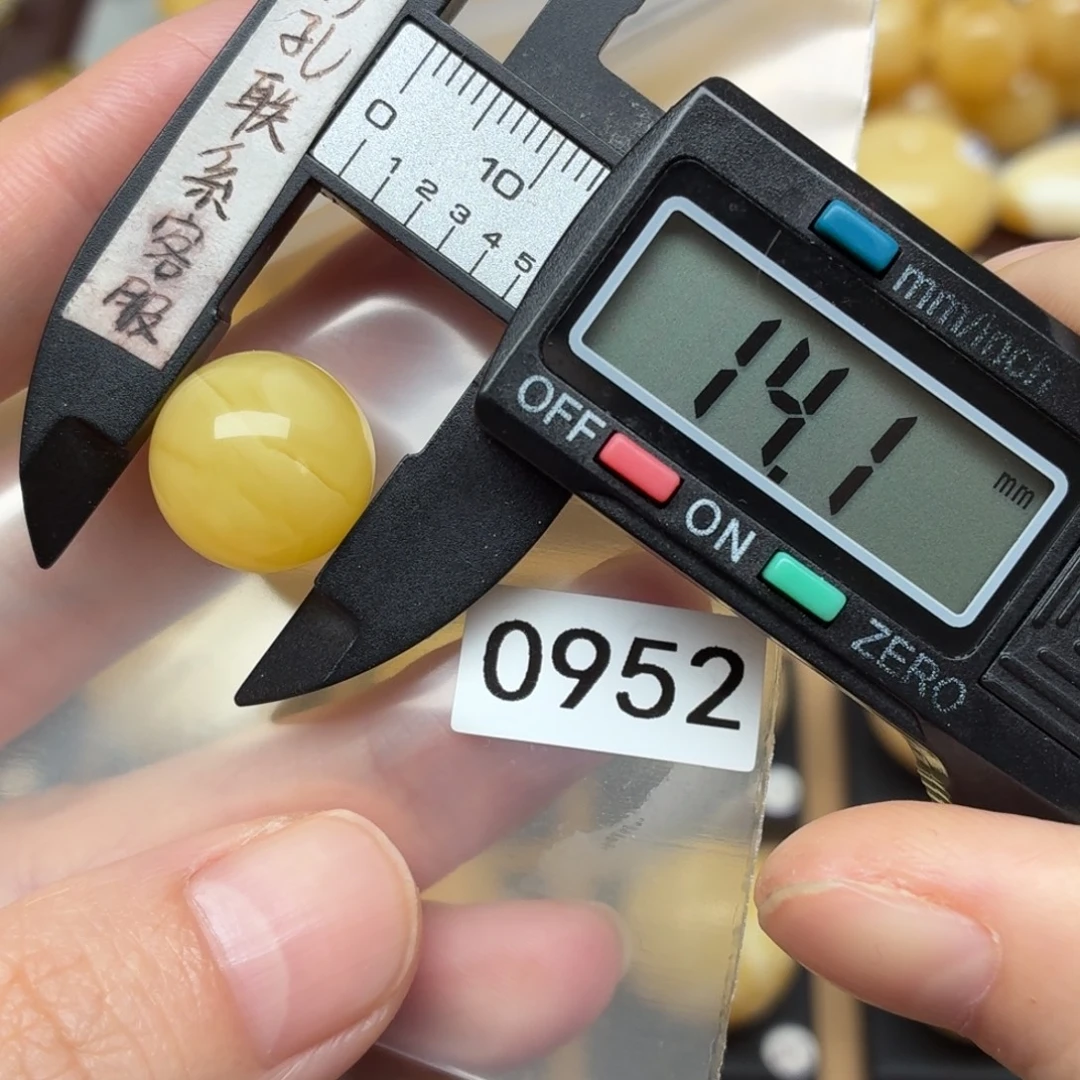 毛***熊琥珀未镶嵌裸石蜜蜡