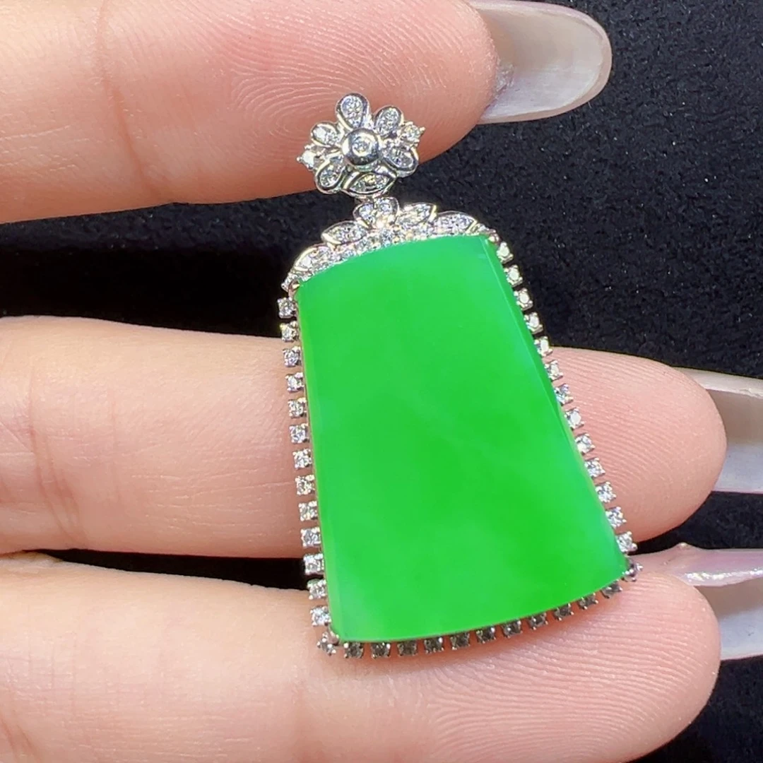 翡翠18K金镶嵌颈饰无事牌