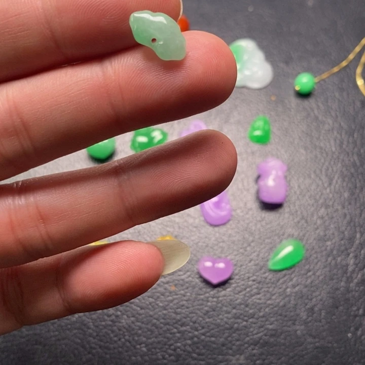 翡翠未镶嵌颈饰挂件