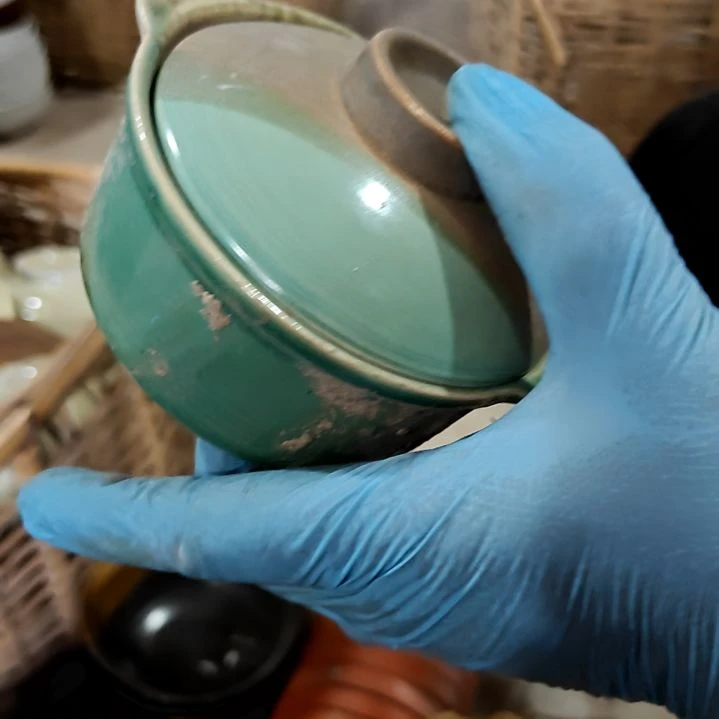 瓷片盘子碗茶壶啥都有