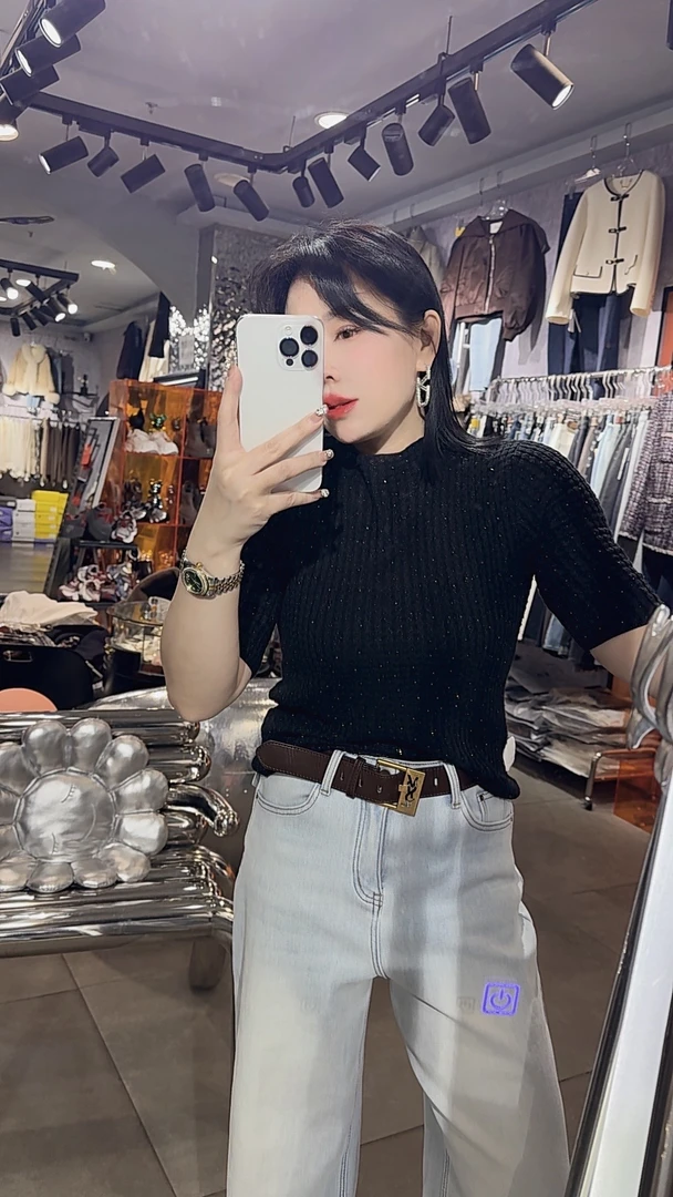 王琳家半高领黑色短袖