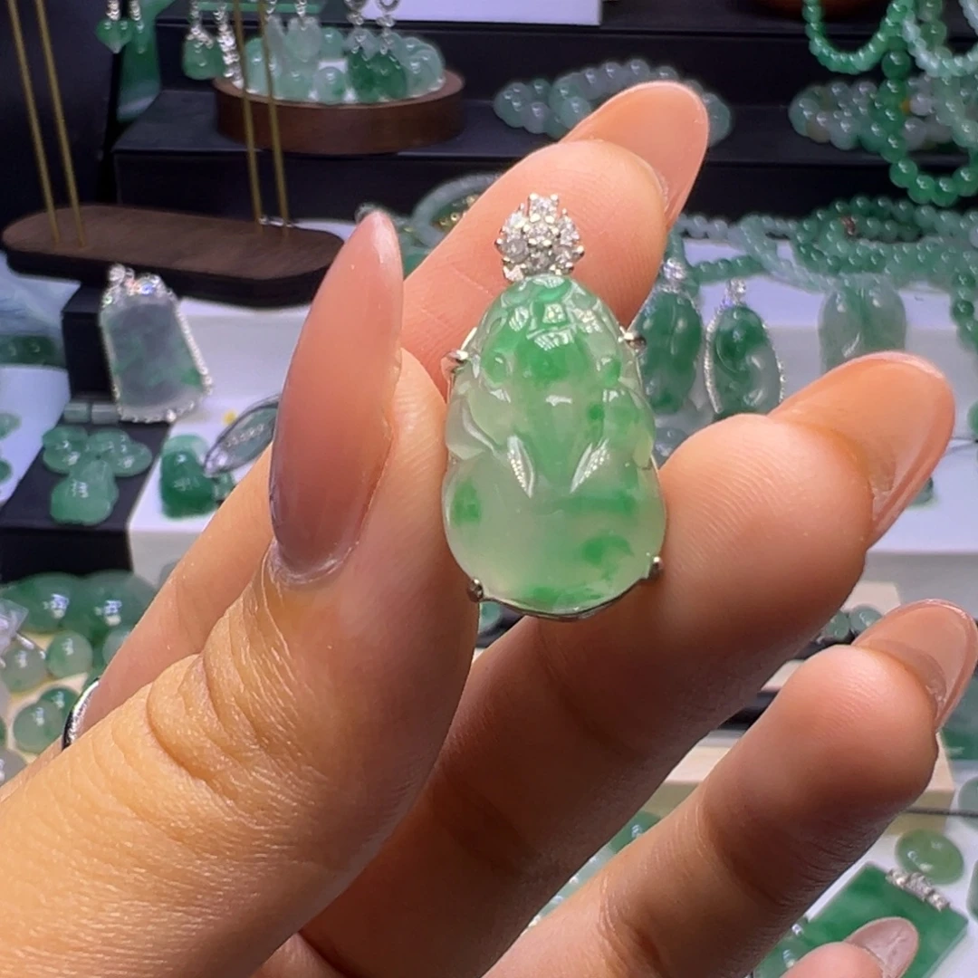 颈饰未镶嵌石英质玉（非洲翠）