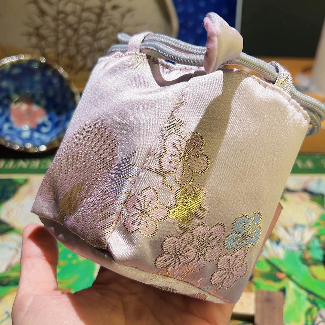 咖啡杯和咖啡杯两块巧克力