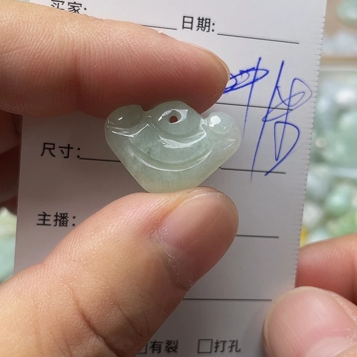 总****翡翠未镶嵌颈饰翡翠