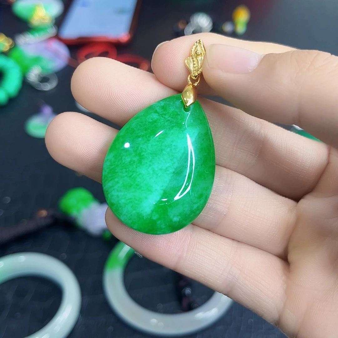 翡翠手镯未镶嵌吊坠