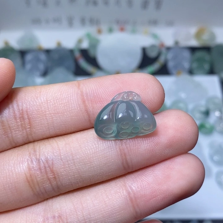 翡翠未镶嵌颈饰莲蓬