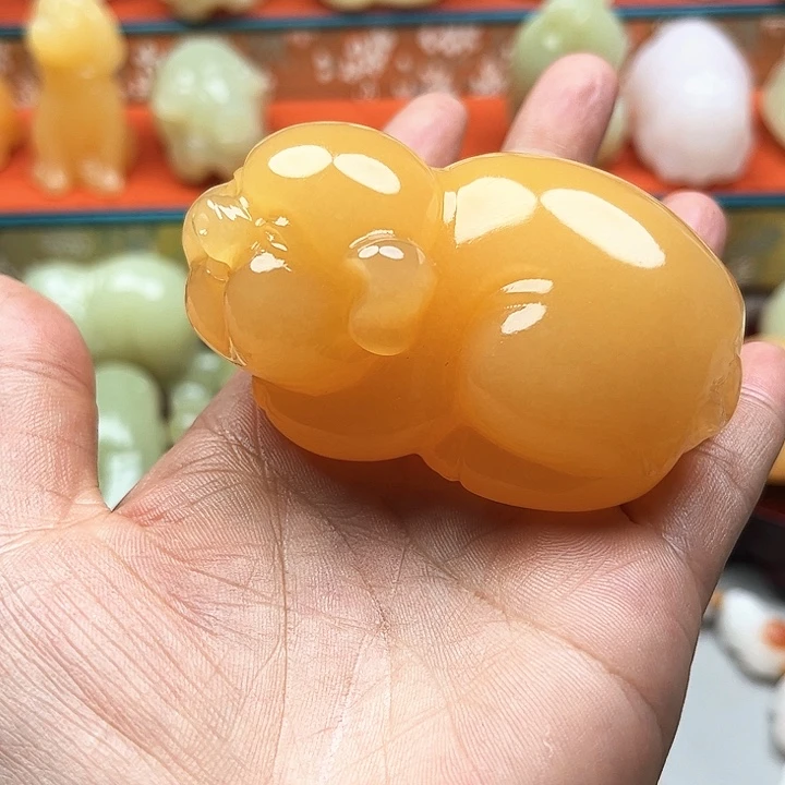 变****石材新疆山料猪猪手把摆件