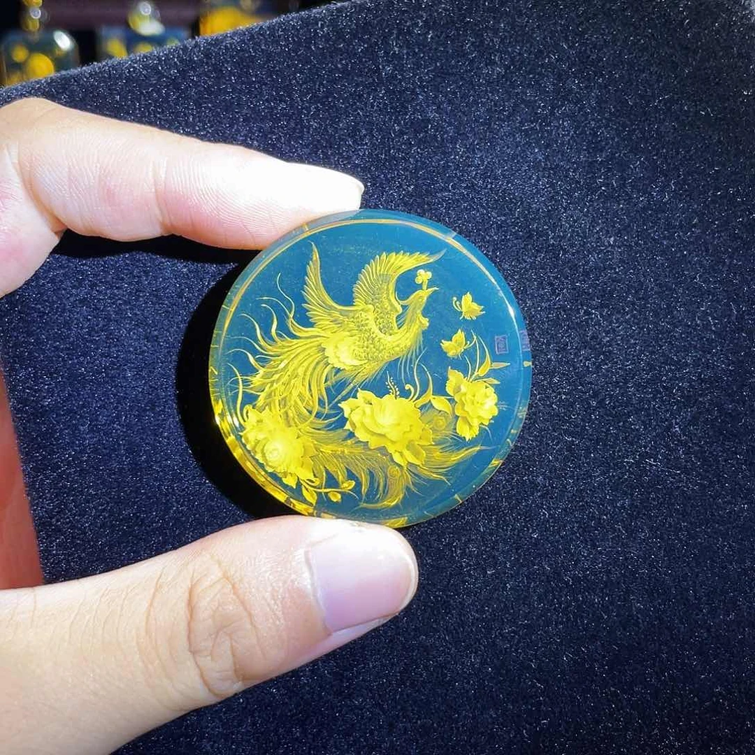 琥珀颈饰未镶嵌蓝珀凤穿牡丹阴雕圆牌