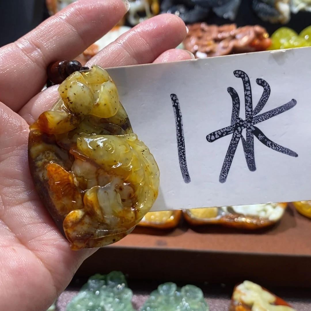 蛇纹石玉颈饰未镶嵌“***云