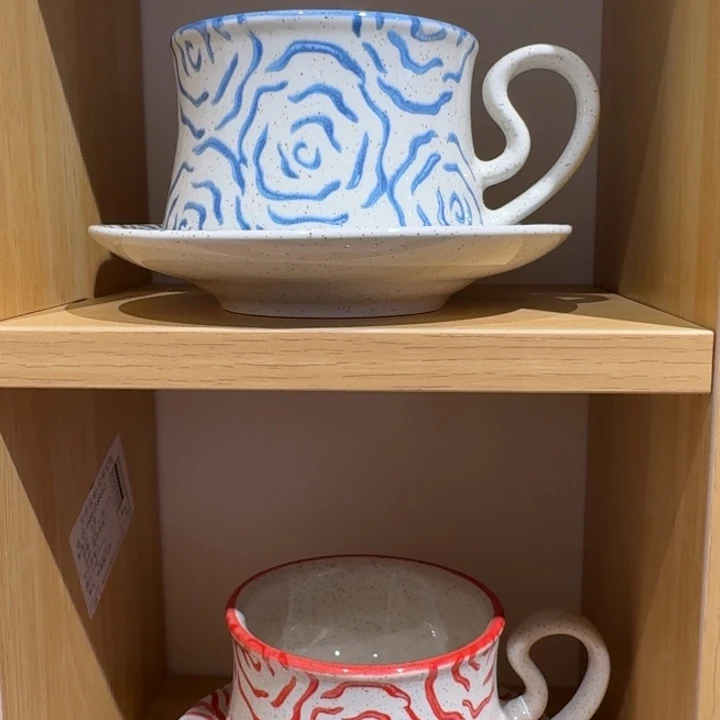 蓝色红色花花咖啡杯各一