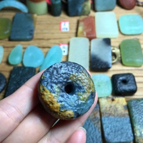 蛇纹石玉颈饰合金