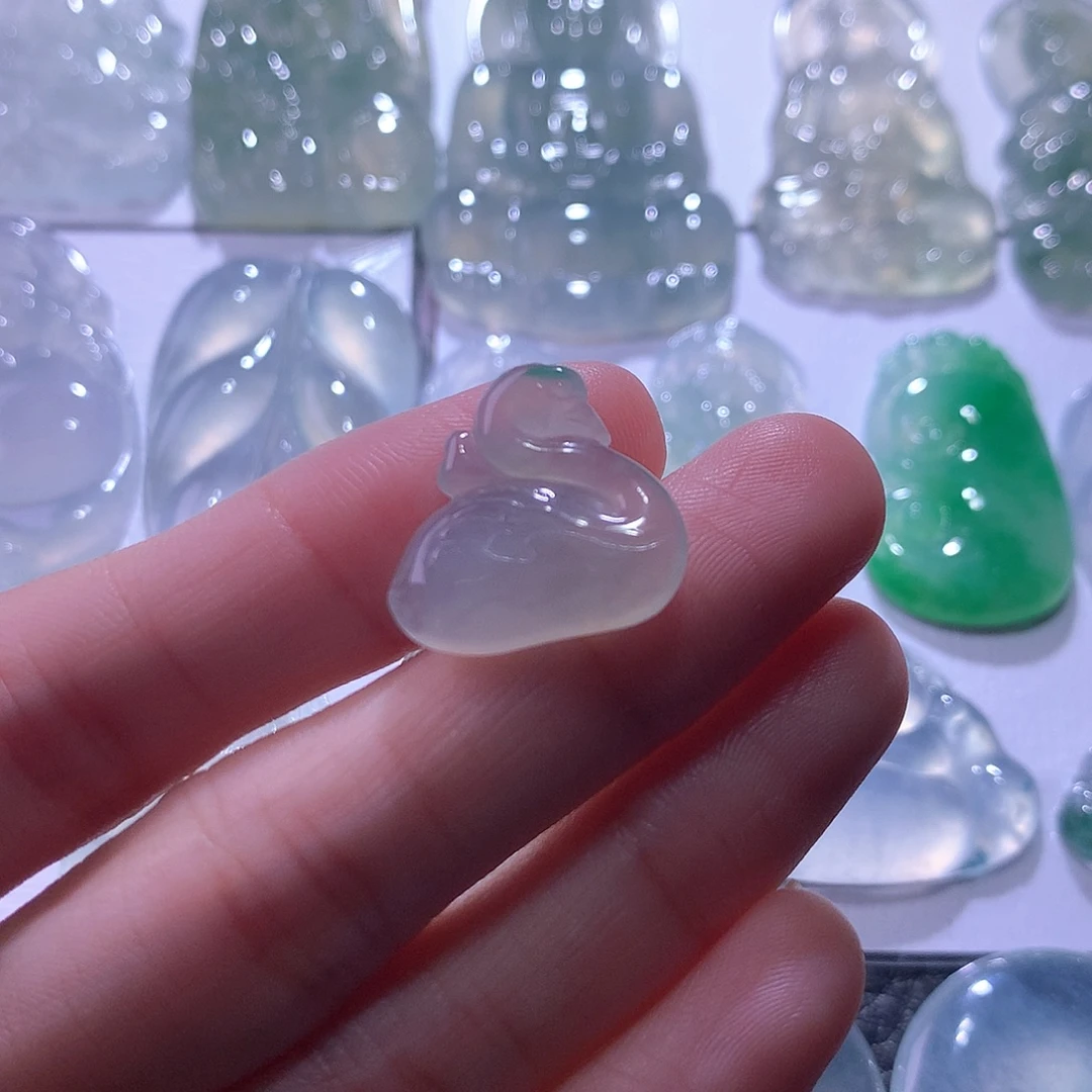 翡翠未镶嵌颈饰天鹅