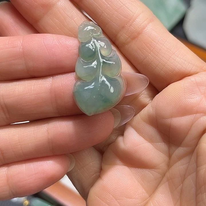 翡翠未镶嵌颈饰叶子