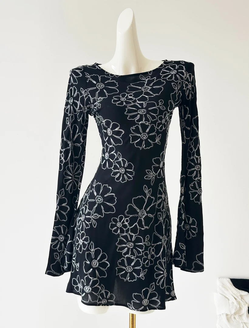 A【真丝刺绣】黑色绣花真丝裙新款喇叭袖斜裁收腰连衣裙S-0189