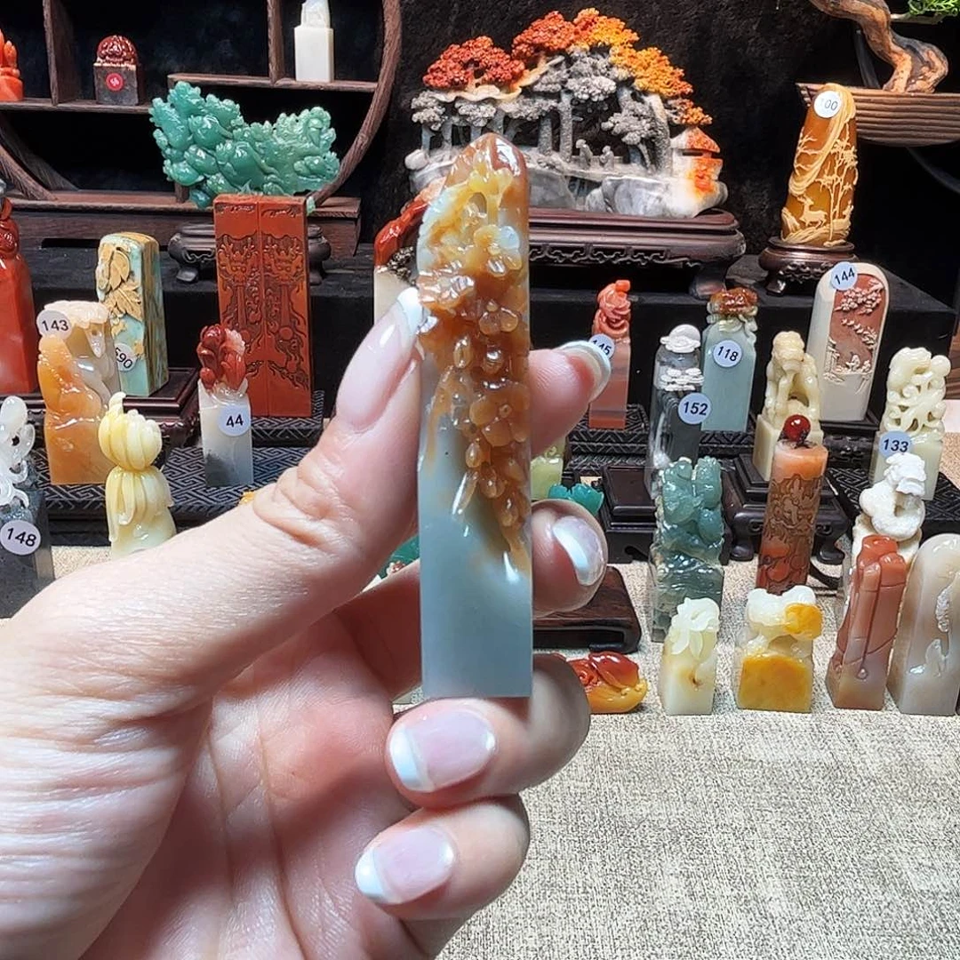 寿山石印石天青俏色梅花