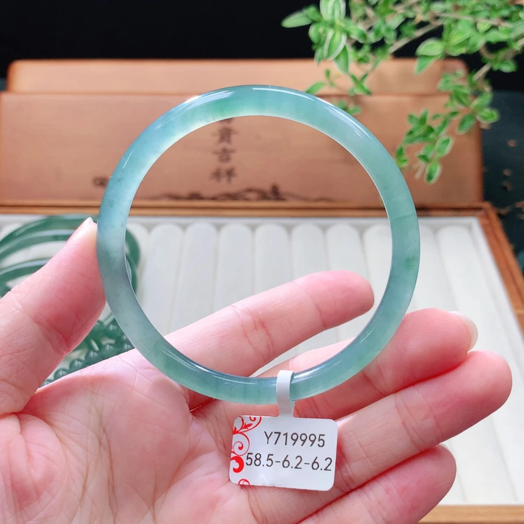 未镶嵌手镯（圆镯）翡翠