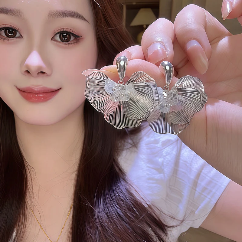 铜合金锆石耳饰 银色金属感镂空花朵耳钉女气质轻奢高级感耳环