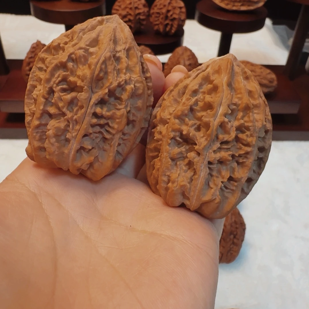 毛***”文玩核桃吊坠孟氏菊花地