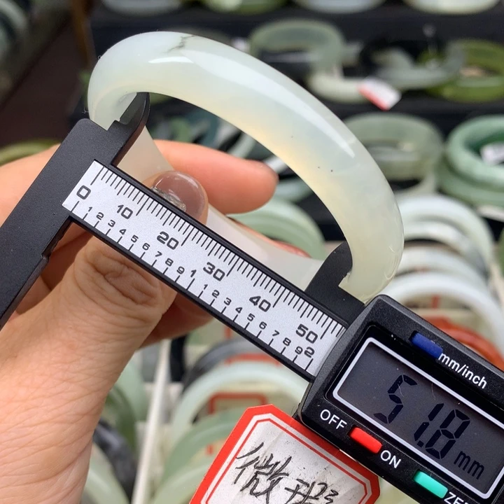 蛇纹石玉未镶嵌手镯350