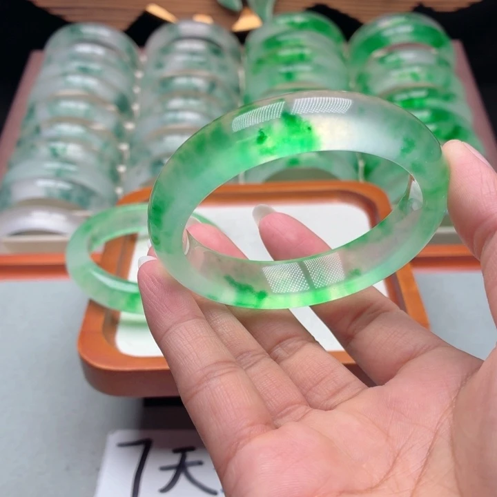 李***丽石英质玉未镶嵌手镯